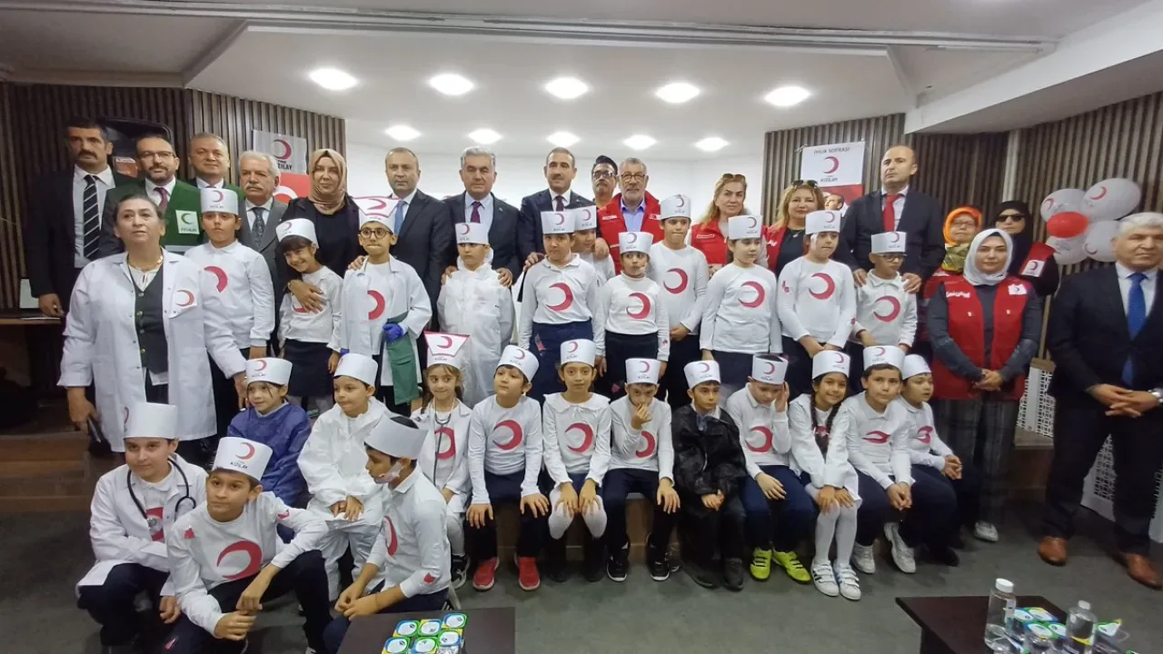Bakırköy'de Kızılay Haftası Coşkuyla Kutlandı Bakırköy'de Kızılay Haftası Coşkuyla Kutlandı
