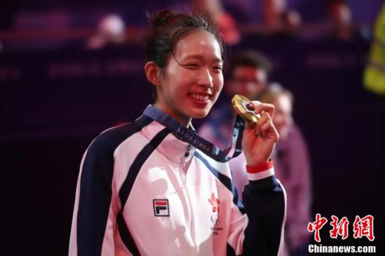 Hong Kong Olimpiyat Şampiyonu Vivian Kong Man Wai, Milletvekili Seçimleri İçin Kanada Pasaportunu Bırakıyor Hong Kong Olimpiyat Şampiyonu Vivian Kong Man Wai, Milletvekili Seçimleri İçin Kanada Pasaportunu Bırakıyor