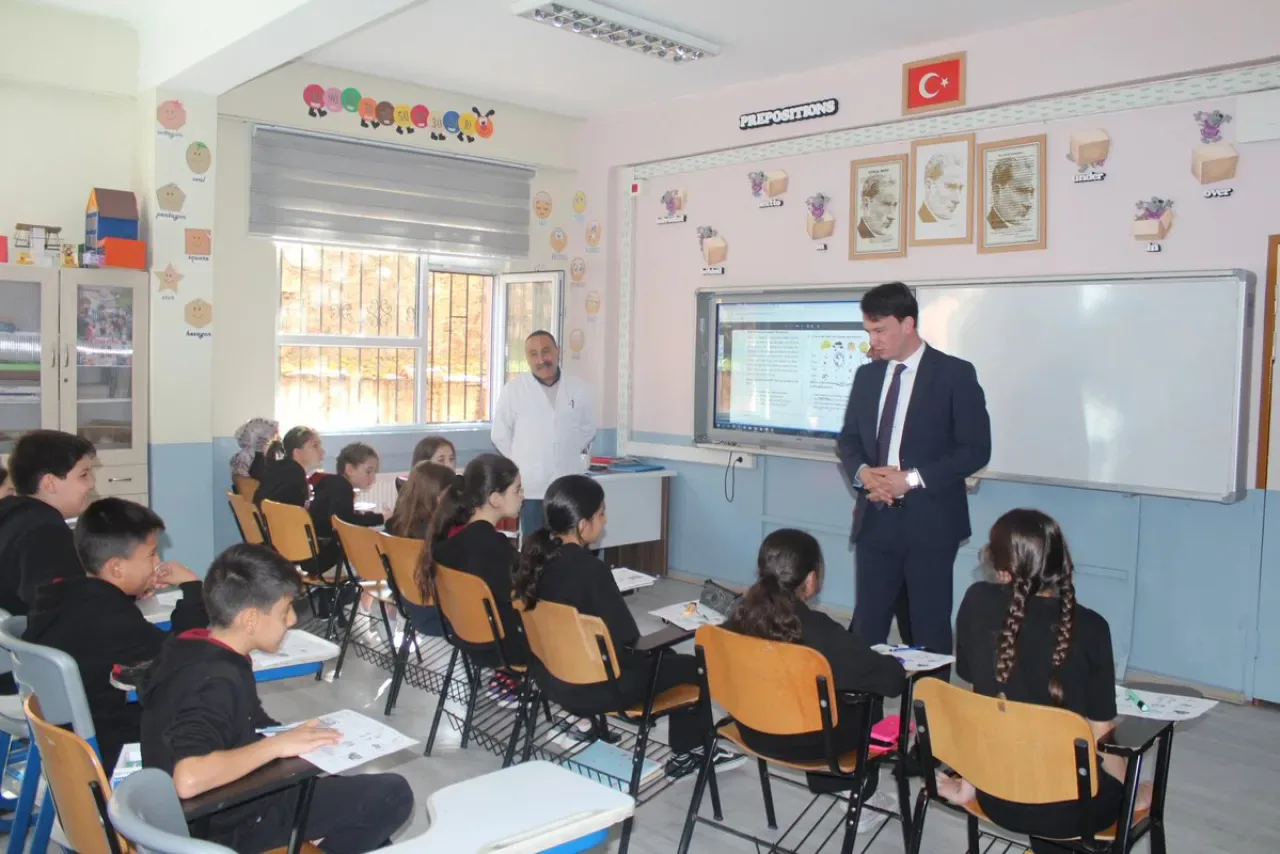Keles Kaymakamı Burak Bozkurt Gürses, Davut Zeki Akpınar Ortaokulu'nu Ziyaret Etti Keles Kaymakamı Burak Bozkurt Gürses, Davut Zeki Akpınar Ortaokulu'nu Ziyaret Etti