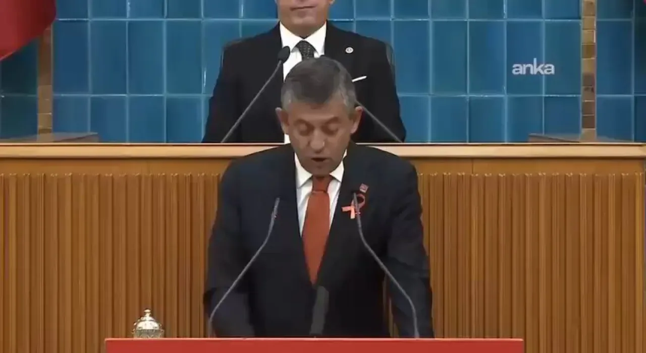 CHP Lideri Özgür Özel'den Seçim Açıklaması: "806 Bin Farkla Meşgulüz" CHP Lideri Özgür Özel'den Seçim Açıklaması: "806 Bin Farkla Meşgulüz"