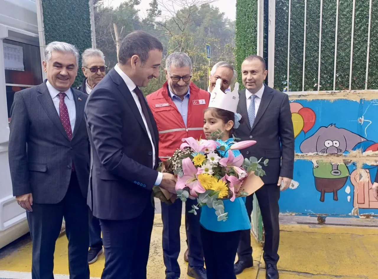 Bakırköy Kaymakamı Recai Karal, Kızılay Haftası'nda Hamdi Akverdi İlkokulu'ndaki Etkinlikte Öğrencilerle Buluştu Bakırköy Kaymakamı Recai Karal, Kızılay Haftası'nda Hamdi Akverdi İlkokulu'ndaki Etkinlikte Öğrencilerle Buluştu