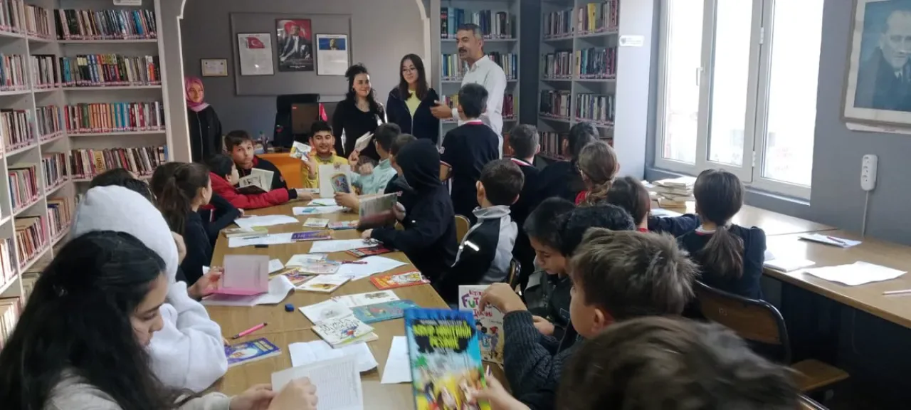 İznik'te "Oku_yorum" Projesi ile Öğrenciler Kütüphanelerle Buluşuyor İznik'te "Oku_yorum" Projesi ile Öğrenciler Kütüphanelerle Buluşuyor