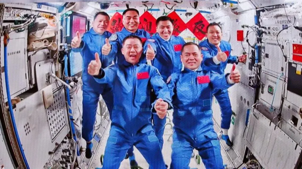 Çinli Astronotlar Uzay İstasyonunda İlk Barbekü Partisi Düzenledi Çinli Astronotlar Uzay İstasyonunda İlk Barbekü Partisi Düzenledi