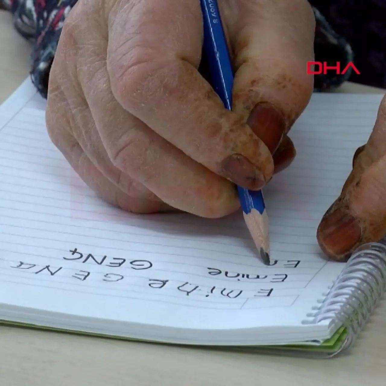 88 Yaşındaki Nine, Eşinin "Adını Bile Yazamıyorsun" Sözü Üzerine Okuma Yazma Öğrendi 88 Yaşındaki Nine, Eşinin "Adını Bile Yazamıyorsun" Sözü Üzerine Okuma Yazma Öğrendi