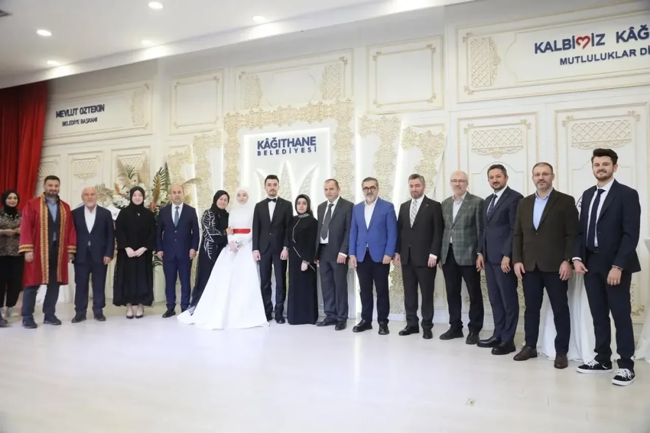 Kağıthane'de Genç Çiftlerin Mutluluk Anları Paylaşıldı Kağıthane'de Genç Çiftlerin Mutluluk Anları Paylaşıldı