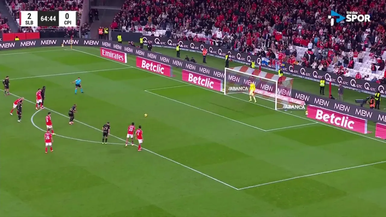 Benfica Kendi Kalesinde Gol Yiyerek Avrupa Futbolunda Tarihi Bir Anda Sahne Oldu Benfica Kendi Kalesinde Gol Yiyerek Avrupa Futbolunda Tarihi Bir Anda Sahne Oldu
