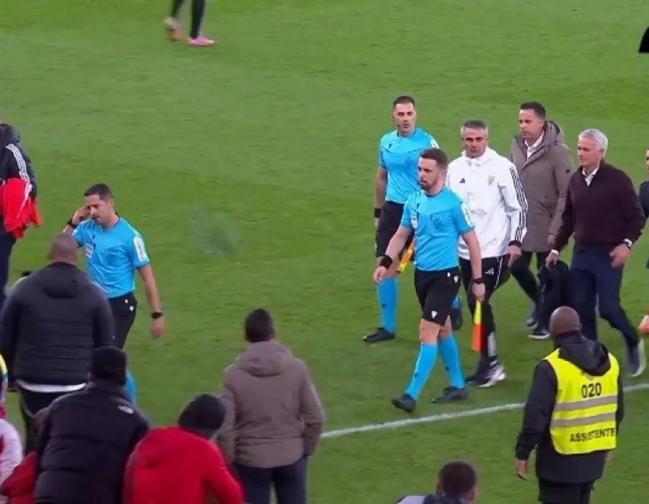 Mourinho, Maç Sonrası Hakemi Kovaladı Mourinho, Maç Sonrası Hakemi Kovaladı