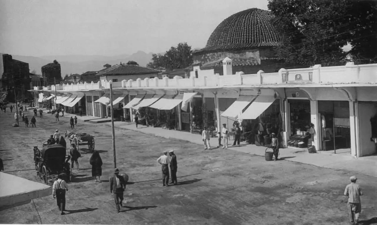 Antalya'nın Kalbinde Tarih Kokan Bir Yolculuk: Eski Kale Kapısı ve Çevresi Antalya'nın Kalbinde Tarih Kokan Bir Yolculuk: Eski Kale Kapısı ve Çevresi