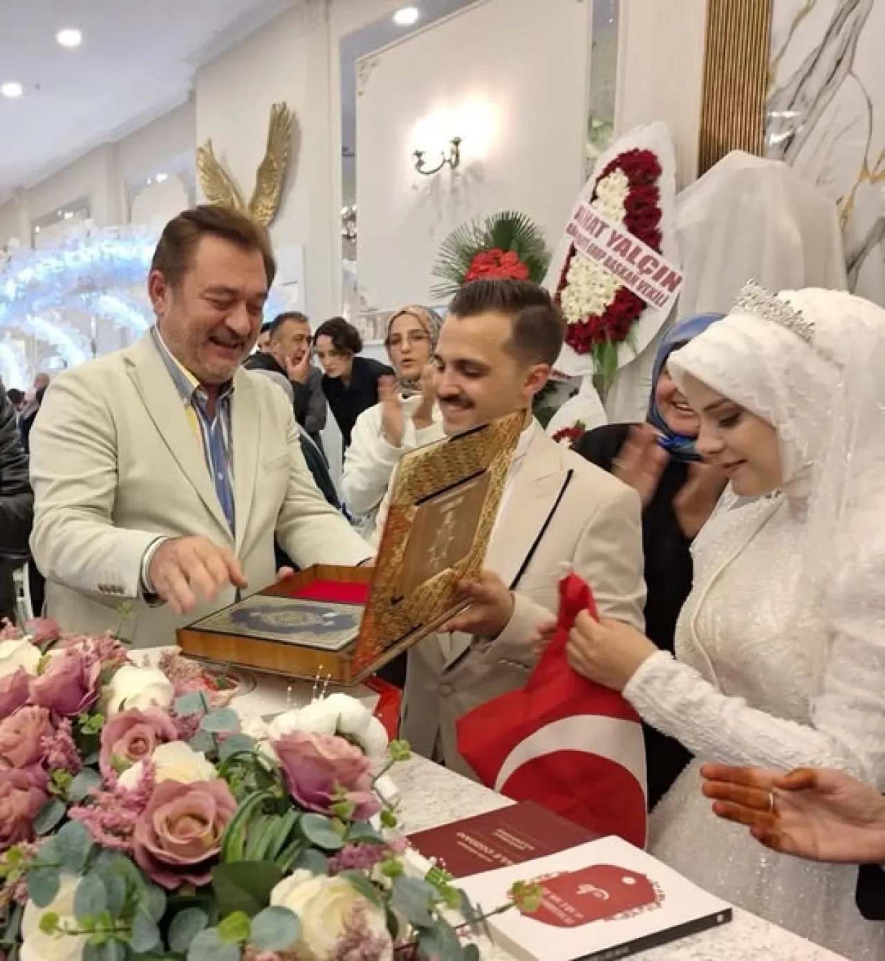 AK Parti Etimesgut İlçe Teşkilatından Düğün Törenine Anlamlı Katılım AK Parti Etimesgut İlçe Teşkilatından Düğün Törenine Anlamlı Katılım