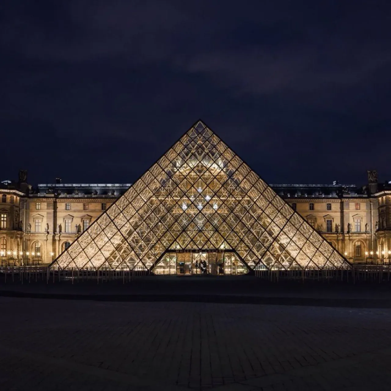 Louvre Müzesi'nin Güvenlik Kameralarına Erişim Şifresi Basit Bir Kelimeydi Louvre Müzesi'nin Güvenlik Kameralarına Erişim Şifresi Basit Bir Kelimeydi