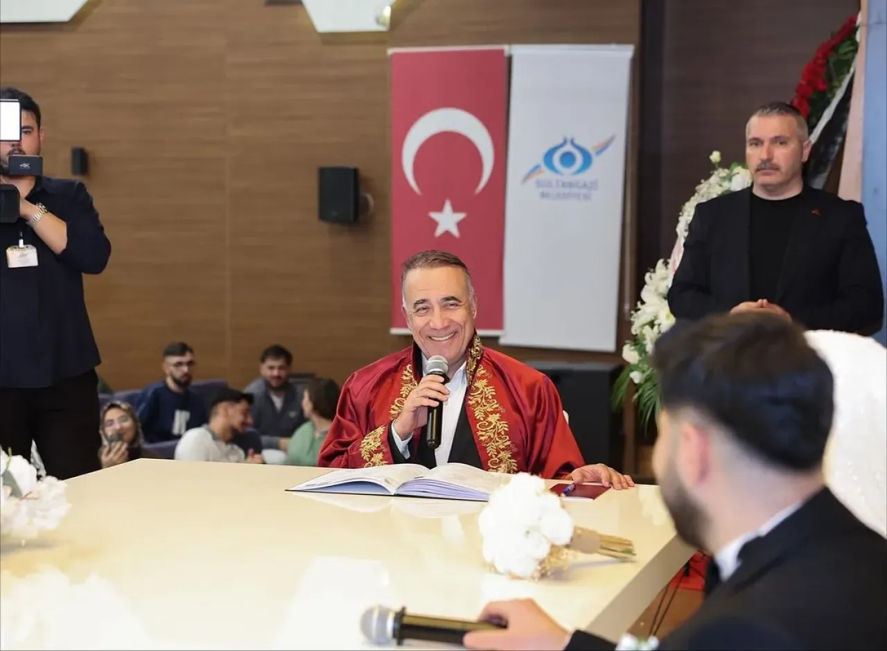 Sultangazi'de Nikah Töreni: Başkan Dursun Çiftleri Tebrik Etti Sultangazi'de Nikah Töreni: Başkan Dursun Çiftleri Tebrik Etti