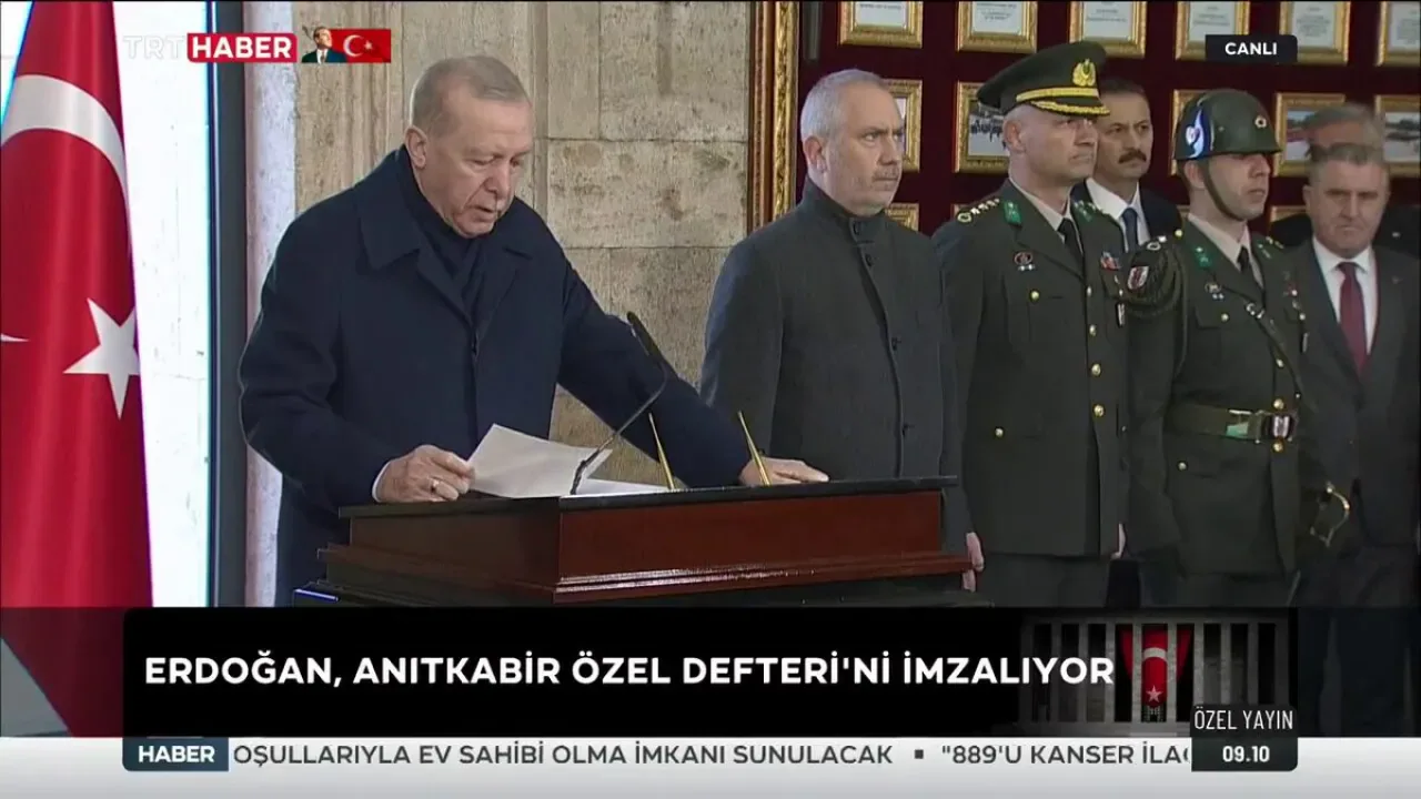Cumhurbaşkanı Erdoğan, Anıtkabir Özel Defteri'ni İmzaladı: "En Büyük Eserim" Dedi Cumhurbaşkanı Erdoğan, Anıtkabir Özel Defteri'ni İmzaladı: "En Büyük Eserim" Dedi
