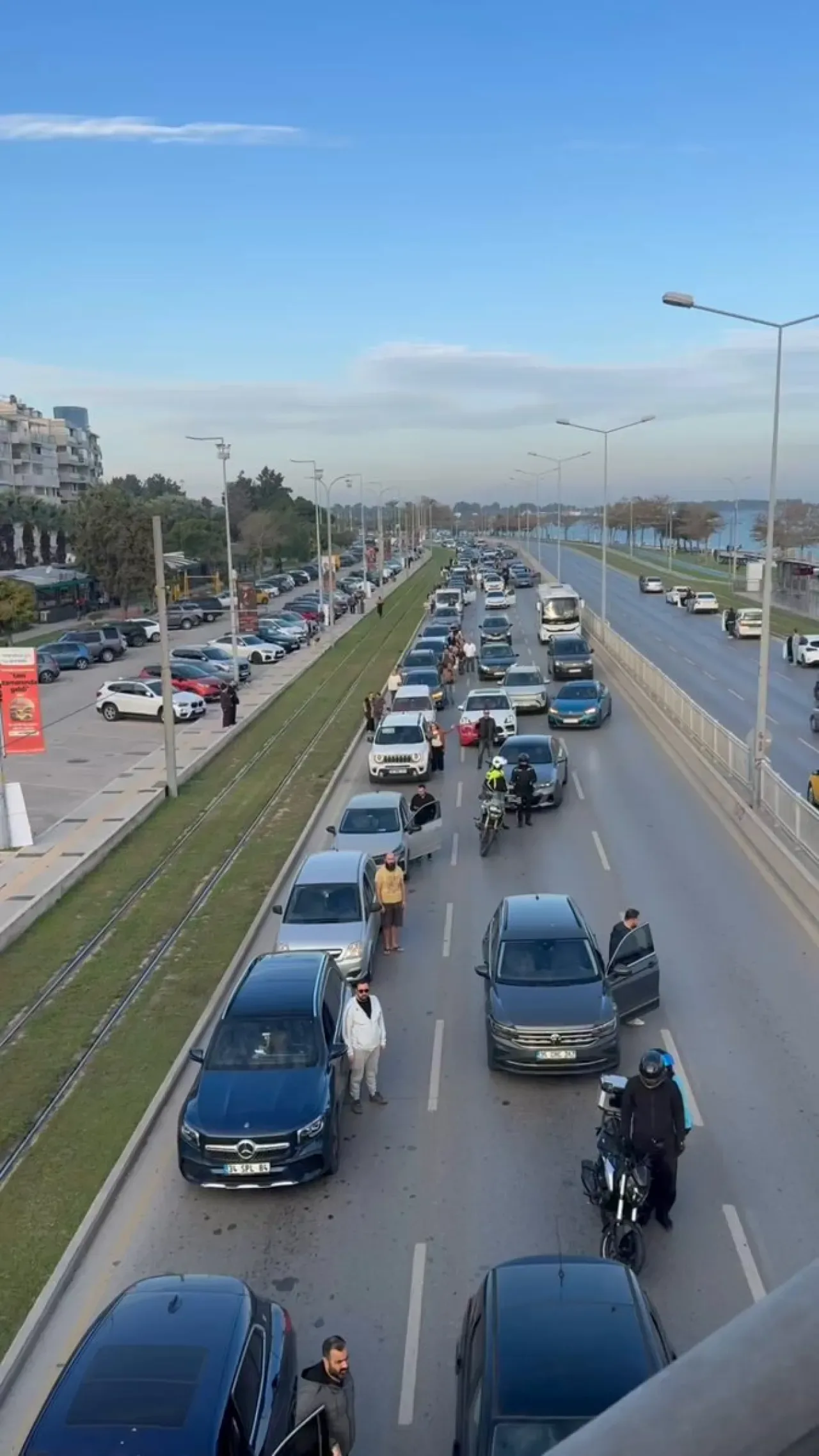 İzmir'de Atatürk Anısına Binlerce Kişilik Saygı Durşuşu İzmir'de Atatürk Anısına Binlerce Kişilik Saygı Durşuşu