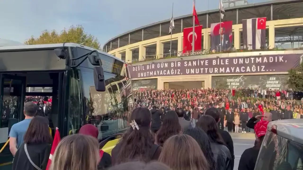 Türkiye'de 09:05'te Hayat Durdu: Dolmabahçe'de Anma Töreni Türkiye'de 09:05'te Hayat Durdu: Dolmabahçe'de Anma Töreni