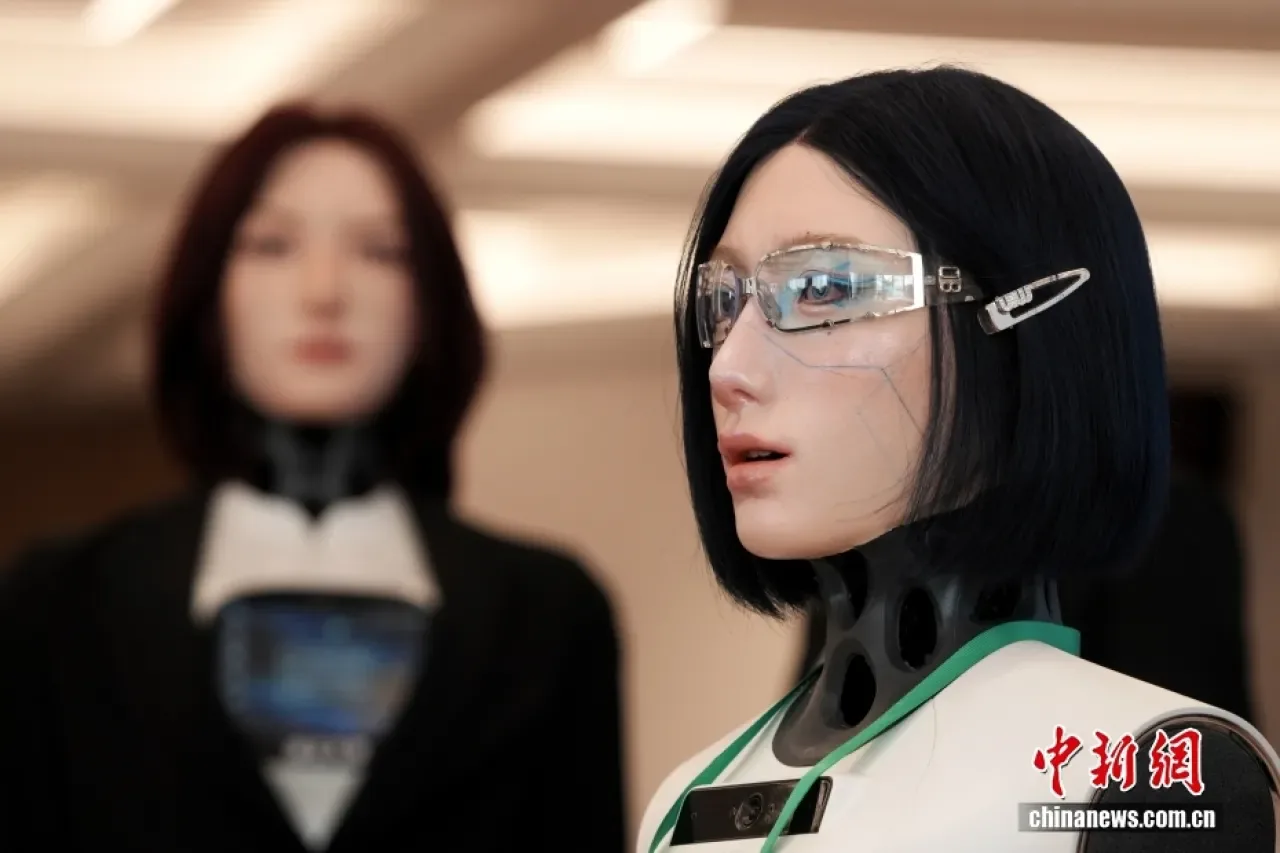 Çin'de İlk Kez Düzenlenen Uluslararası Robot Münazara Yarışması'nın Şampiyonu Belli Oldu Çin'de İlk Kez Düzenlenen Uluslararası Robot Münazara Yarışması'nın Şampiyonu Belli Oldu