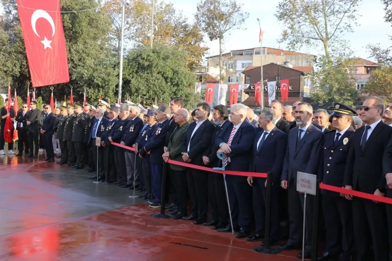 Tuzla'da 10 Kasım Atatürk'ü Anma Çelenk Sunma Töreni Düzenlendi Tuzla'da 10 Kasım Atatürk'ü Anma Çelenk Sunma Töreni Düzenlendi