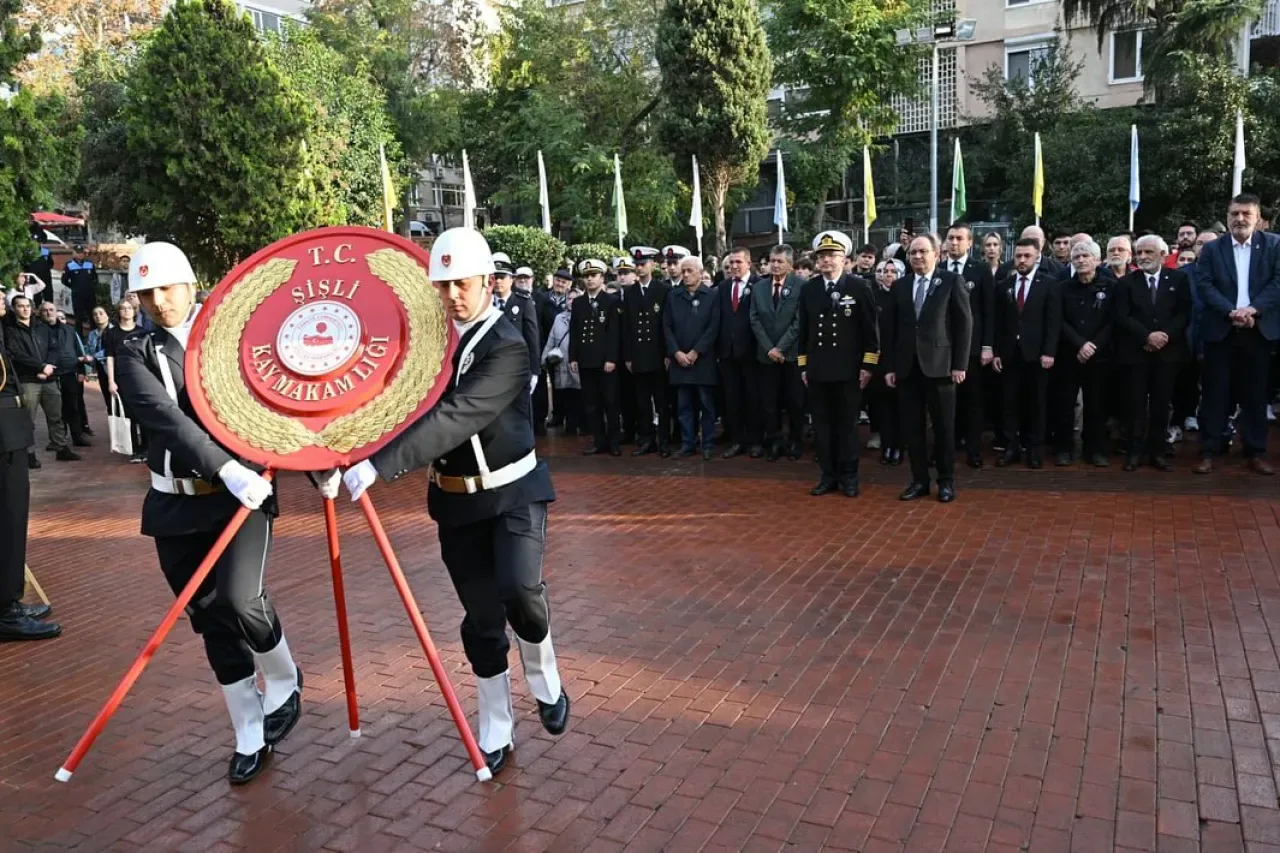 Şişli'de Atatürk Anısına Çelenk Sunma Töreni Düzenlendi Şişli'de Atatürk Anısına Çelenk Sunma Töreni Düzenlendi
