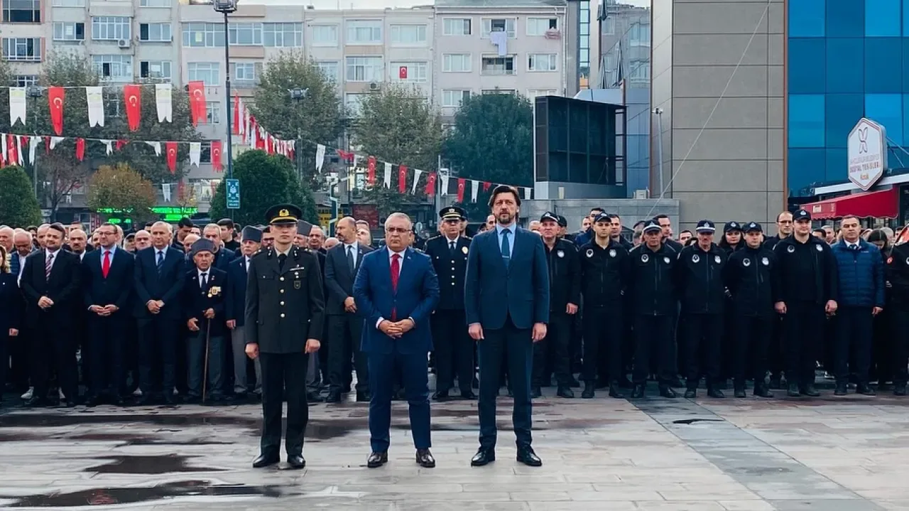 Bahçelievler'de 10 Kasım Atatürk'ü Anma Çelenk Sunma Töreni Düzenlendi Bahçelievler'de 10 Kasım Atatürk'ü Anma Çelenk Sunma Töreni Düzenlendi