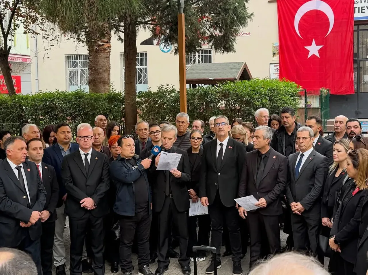 CHP, 10 Kasım'da Okullardaki Anma Törenlerine Tepki Gösterdi CHP, 10 Kasım'da Okullardaki Anma Törenlerine Tepki Gösterdi