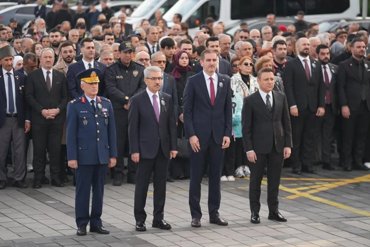 Üsküdar'da 10 Kasım Atatürk'ü Anma Töreni Düzenlendi Üsküdar'da 10 Kasım Atatürk'ü Anma Töreni Düzenlendi