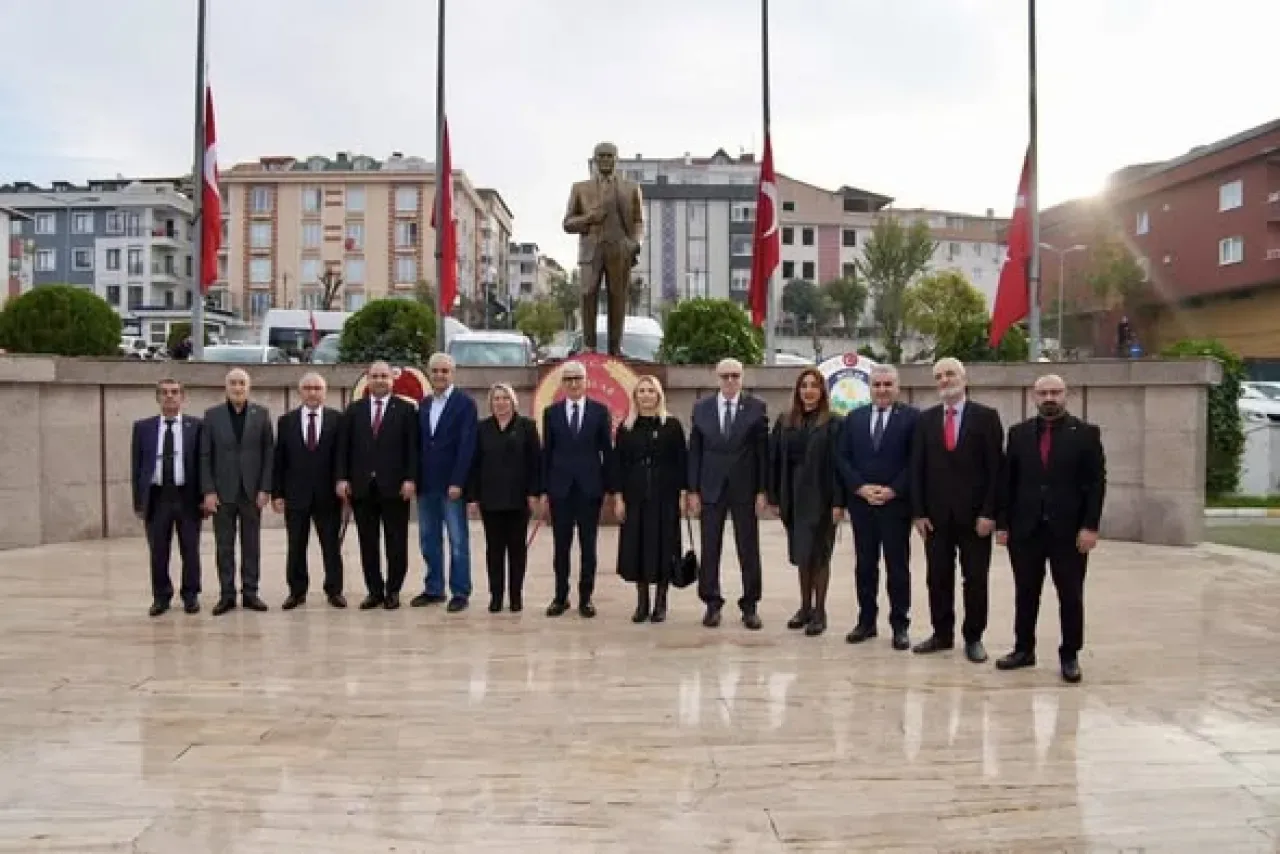 Avcılar'da 10 Kasım Atatürk'ü Anma Töreni Avcılar'da 10 Kasım Atatürk'ü Anma Töreni