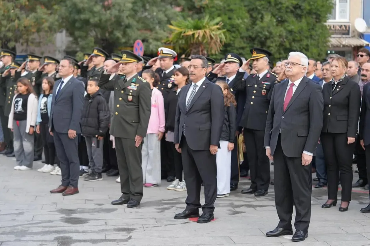 Burhaniye'de 10 Kasım'da Hayat Durdu: Atatürk Sonsuzluk Yolculuğunda Anıldı Burhaniye'de 10 Kasım'da Hayat Durdu: Atatürk Sonsuzluk Yolculuğunda Anıldı