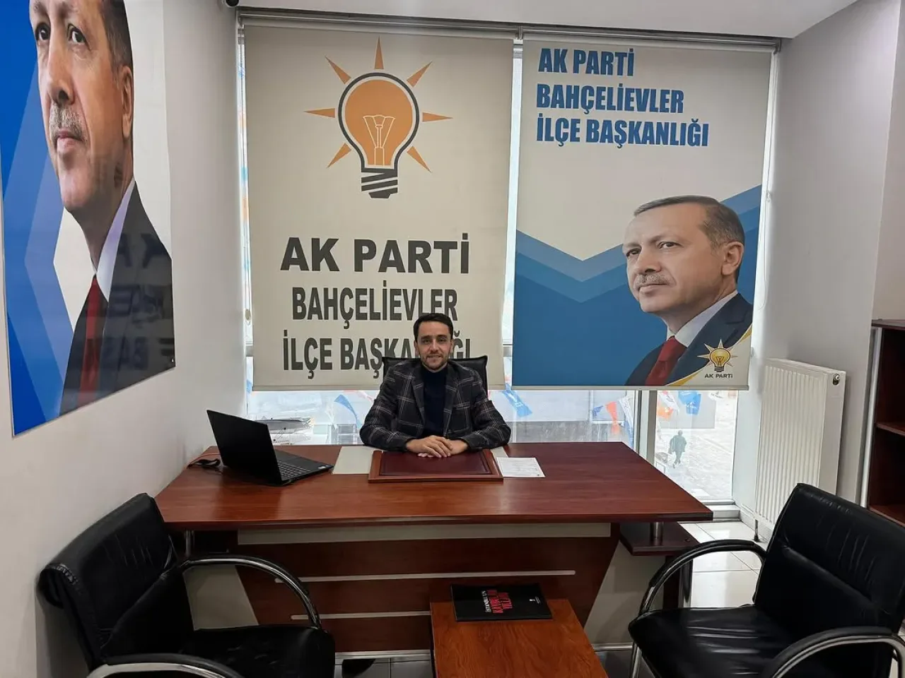 Bahçelievler'de AK Parti İlçe Başkanlığı'nda Vatandaş Nöbeti Bahçelievler'de AK Parti İlçe Başkanlığı'nda Vatandaş Nöbeti