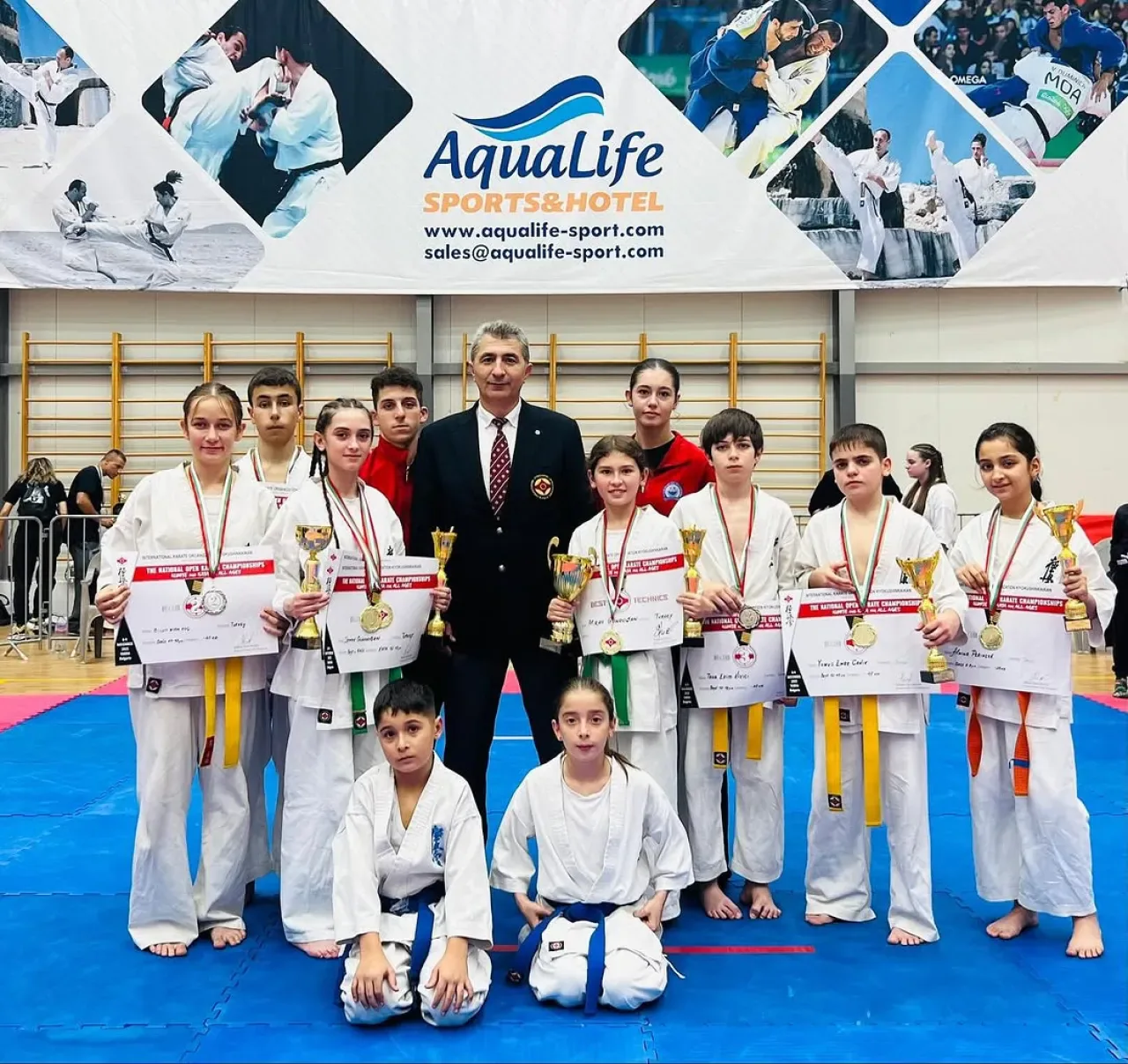 Yıldırım Belediyespor, Bulgaristan'da Düzenlenen Karate Şampiyonası'ndan 11 Madalyayla Döndü Yıldırım Belediyespor, Bulgaristan'da Düzenlenen Karate Şampiyonası'ndan 11 Madalyayla Döndü