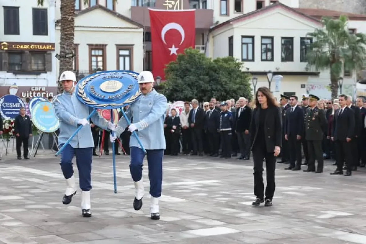 Çeşme'de Atatürk'ü Anma Töreni: Cumhuriyet'e Sadakat Yemini Çeşme'de Atatürk'ü Anma Töreni: Cumhuriyet'e Sadakat Yemini