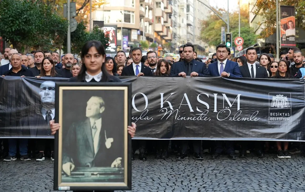 Beşiktaş'ta Atatürk'ü Anma Töreni: Akaretler'den Dolmabahçe'ye Duygusal Yürüyüş Beşiktaş'ta Atatürk'ü Anma Töreni: Akaretler'den Dolmabahçe'ye Duygusal Yürüyüş