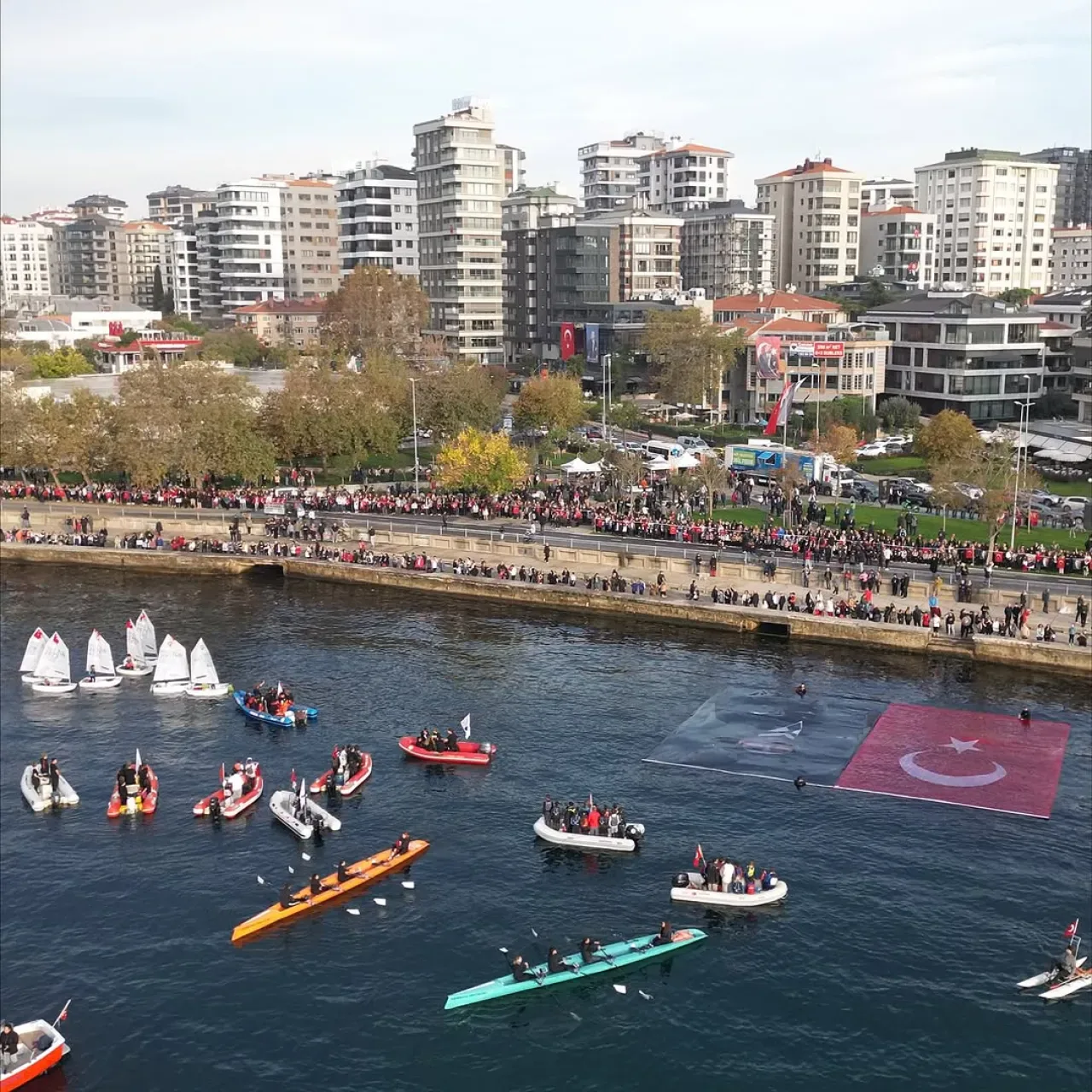 Kadıköy'de 10 Kasım'da Ata'ya Saygı Zinciri Oluşturuldu Kadıköy'de 10 Kasım'da Ata'ya Saygı Zinciri Oluşturuldu