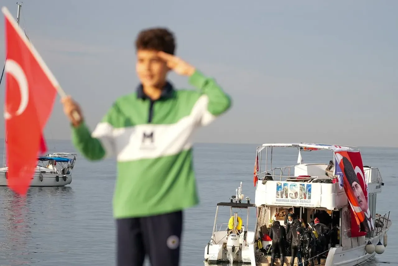 Maltepe'de 10 Kasım'da Atatürk'e Denizden Saygı Dalışı Maltepe'de 10 Kasım'da Atatürk'e Denizden Saygı Dalışı