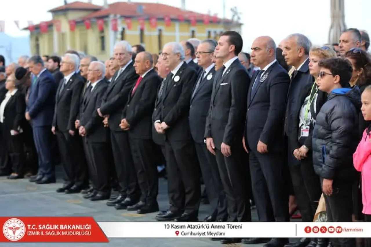 İzmir'de 10 Kasım Atatürk'ü Anma Töreni Gerçekleştirildi İzmir'de 10 Kasım Atatürk'ü Anma Töreni Gerçekleştirildi