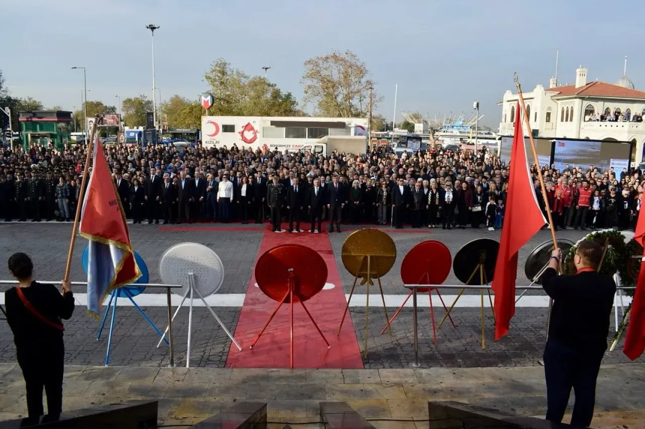 Kadıköy'de 10 Kasım Atatürk'ü Anma Töreni Düzenlendi Kadıköy'de 10 Kasım Atatürk'ü Anma Töreni Düzenlendi