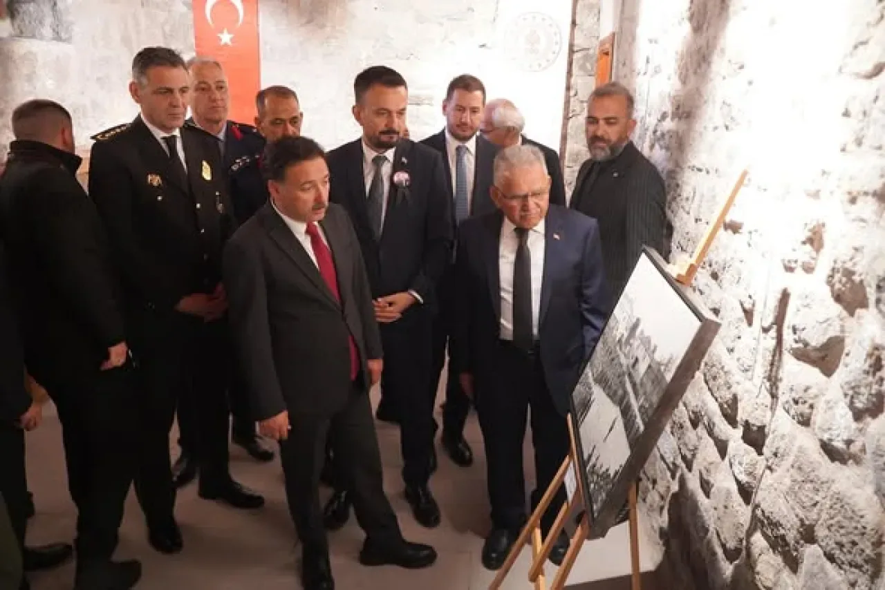 AK Parti Kayseri İl Başkan Vekili Muammer Topsakal, Atatürk Evi'ndeki Resim Sergisini Ziyaret Etti AK Parti Kayseri İl Başkan Vekili Muammer Topsakal, Atatürk Evi'ndeki Resim Sergisini Ziyaret Etti