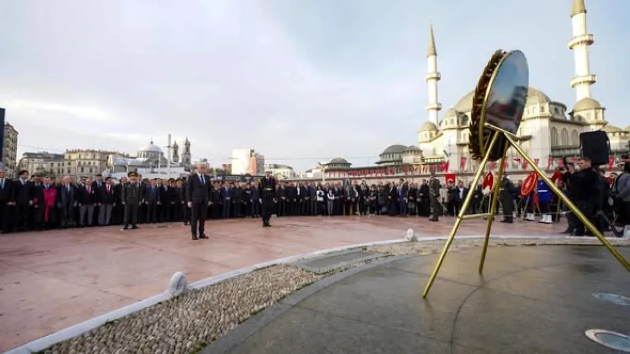 İstanbul'da 10 Kasım Atatürk'ü Anma Çelenk Sunma Töreni Gerçekleştirildi İstanbul'da 10 Kasım Atatürk'ü Anma Çelenk Sunma Töreni Gerçekleştirildi