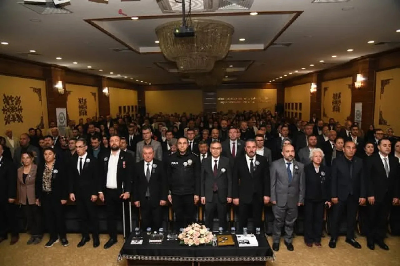 Pursaklar'da 10 Kasım Atatürk'ü Anma Töreni Düzenlendi Pursaklar'da 10 Kasım Atatürk'ü Anma Töreni Düzenlendi