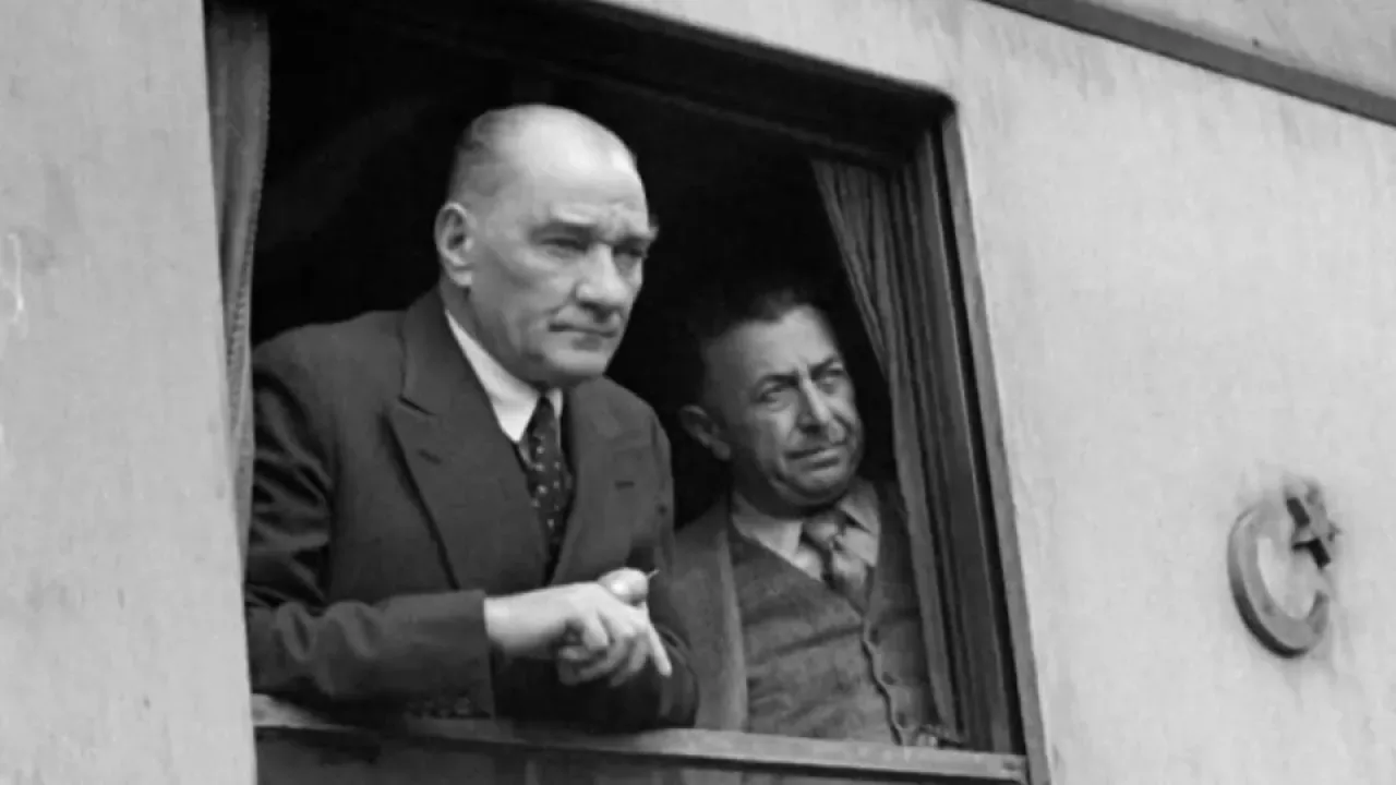 Kayseri'de Belediye Başkanı Danışmanının Atatürk'e Yönelik Açıklamaları Tepki Çekti Kayseri'de Belediye Başkanı Danışmanının Atatürk'e Yönelik Açıklamaları Tepki Çekti