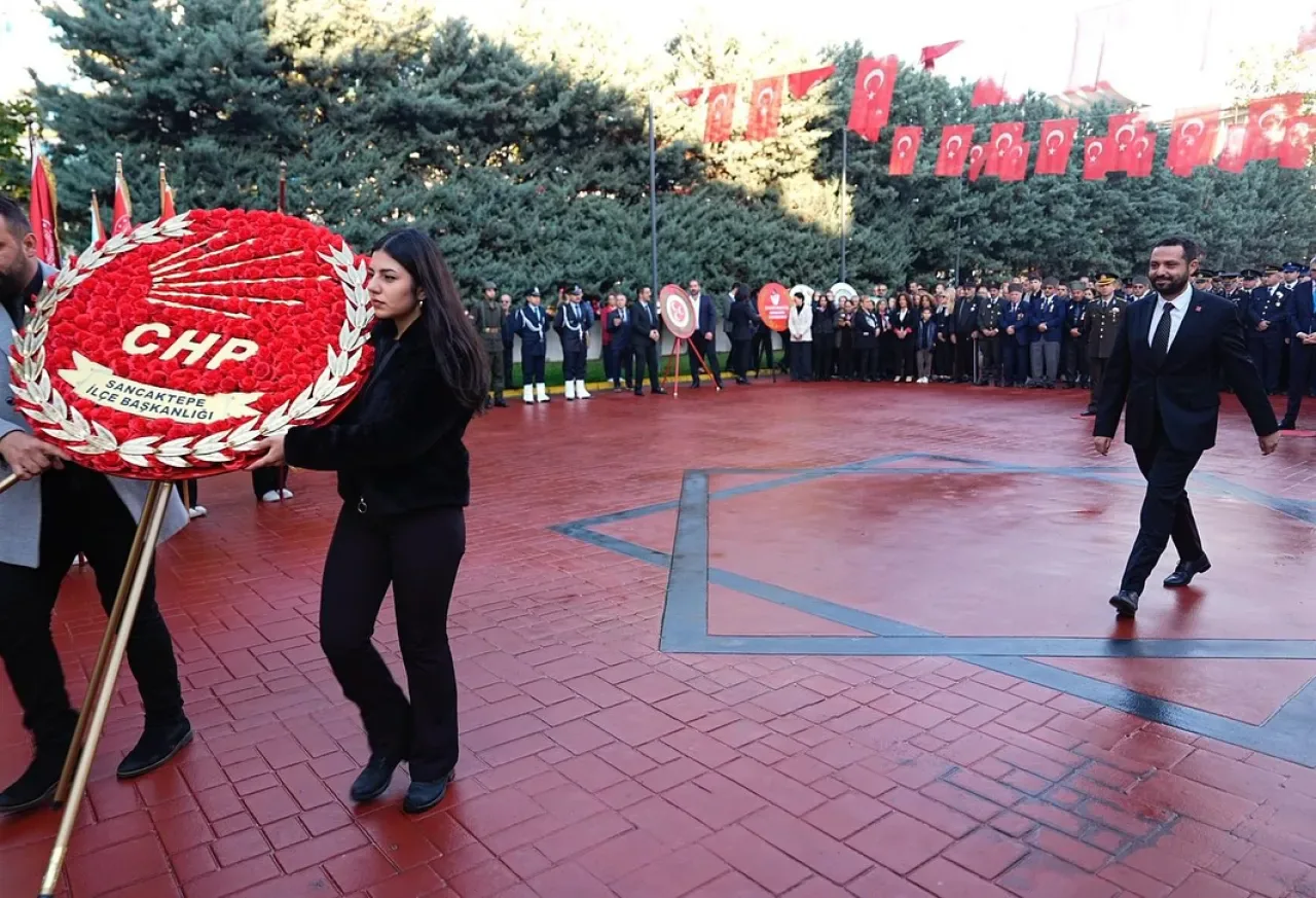 CHP Sancaktepe İlçe Teşkilatı Atatürk Anıtı'na Çelenk Sundu CHP Sancaktepe İlçe Teşkilatı Atatürk Anıtı'na Çelenk Sundu
