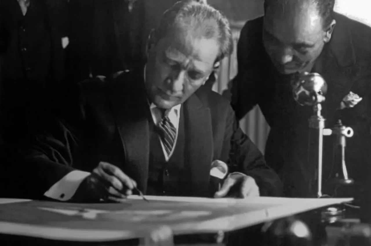 Atatürk'ün Bilinmeyen Yönlerini Ortaya Çıkaran 10 Özel Anı Atatürk'ün Bilinmeyen Yönlerini Ortaya Çıkaran 10 Özel Anı