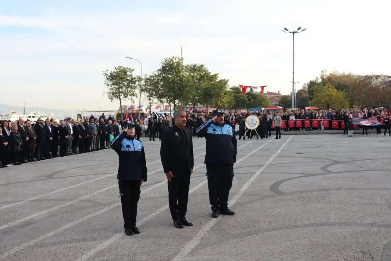 Adalar'da 87. Yılında Atatürk için Duygulu Anma Töreni Adalar'da 87. Yılında Atatürk için Duygulu Anma Töreni
