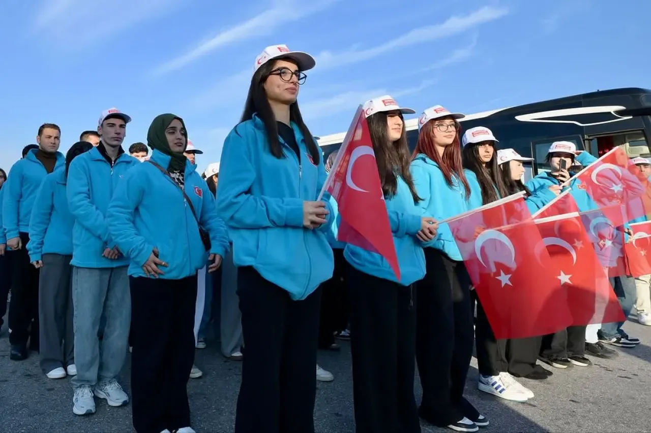 Esenyurtlu Gençler 10 Kasım'da Atatürk'ün Huzurunda Esenyurtlu Gençler 10 Kasım'da Atatürk'ün Huzurunda