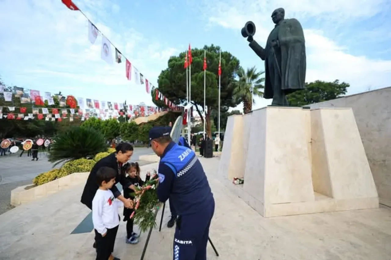 Selçuk'ta 10 Kasım'da Atatürk'e Saygı ve Özlem Dolu Anma Selçuk'ta 10 Kasım'da Atatürk'e Saygı ve Özlem Dolu Anma