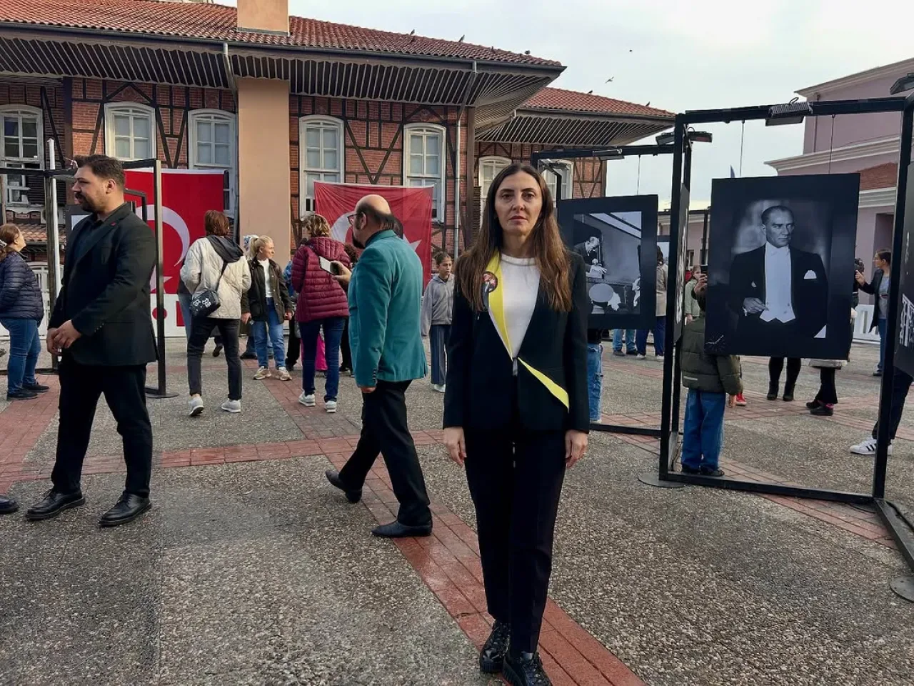 10 Kasım'da Atatürk, Bursa'da Sanat ve Anma Töreniyle Yâd Edildi 10 Kasım'da Atatürk, Bursa'da Sanat ve Anma Töreniyle Yâd Edildi