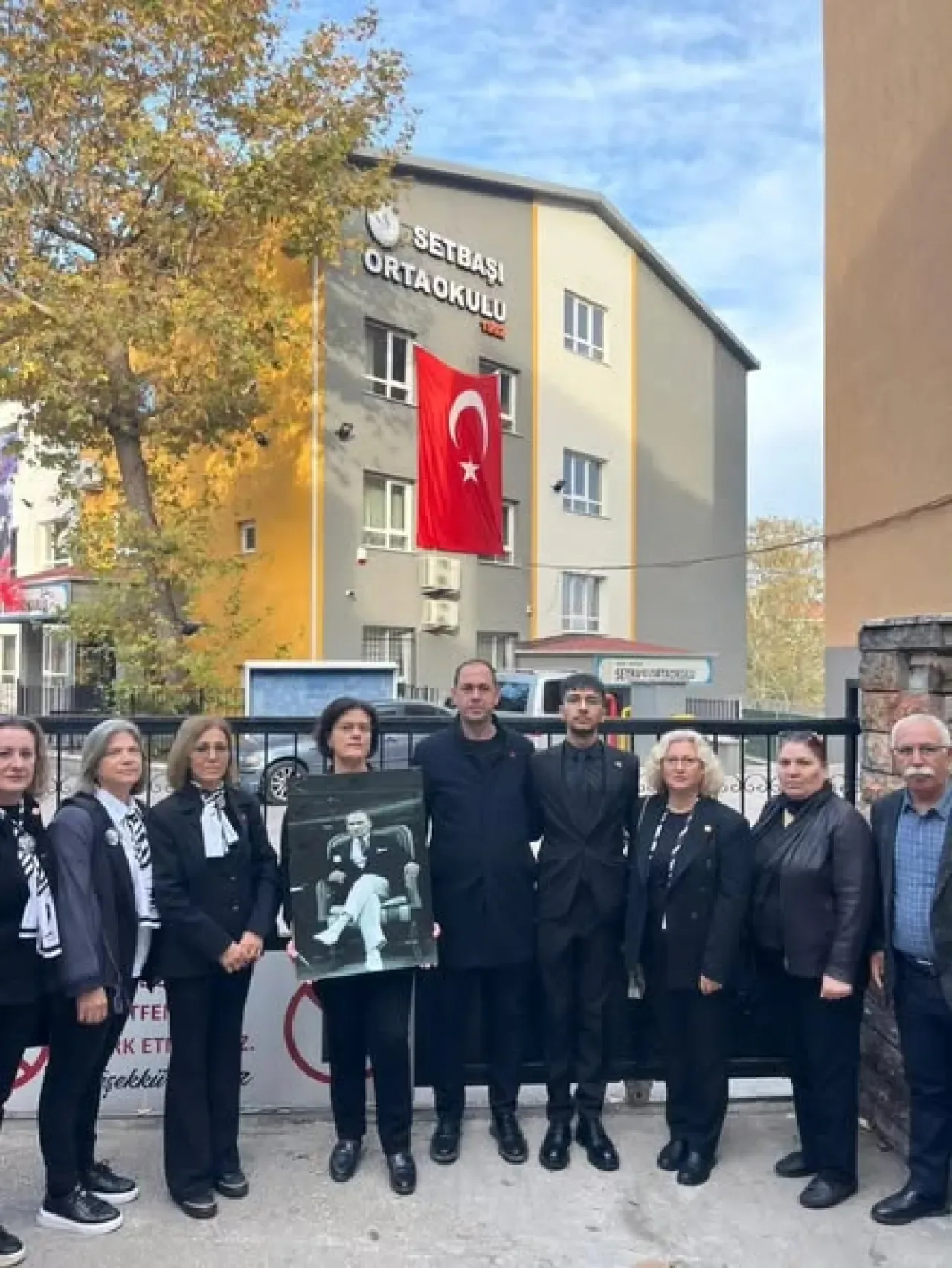 CHP'li Yöneticiler 10 Kasım'da Setbaşı Ortaokulu Önünde Atatürk'ü Andı CHP'li Yöneticiler 10 Kasım'da Setbaşı Ortaokulu Önünde Atatürk'ü Andı