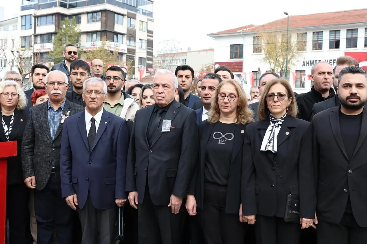 Bursa'da 10 Kasım Atatürk'ü Anma Töreni Düzenlendi Bursa'da 10 Kasım Atatürk'ü Anma Töreni Düzenlendi