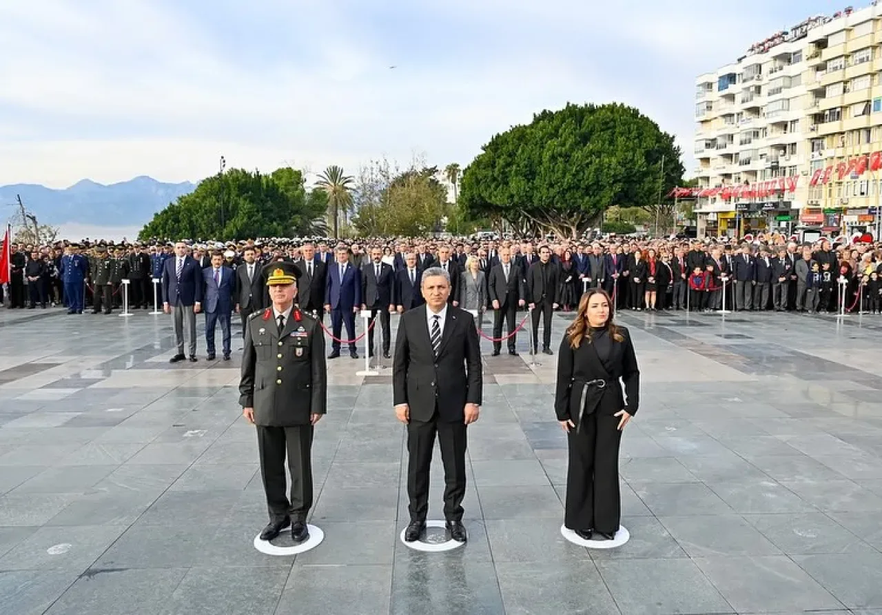 Antalya'da 10 Kasım Atatürk'ü Anma Çelenk Sunma Töreni Düzenlendi Antalya'da 10 Kasım Atatürk'ü Anma Çelenk Sunma Töreni Düzenlendi