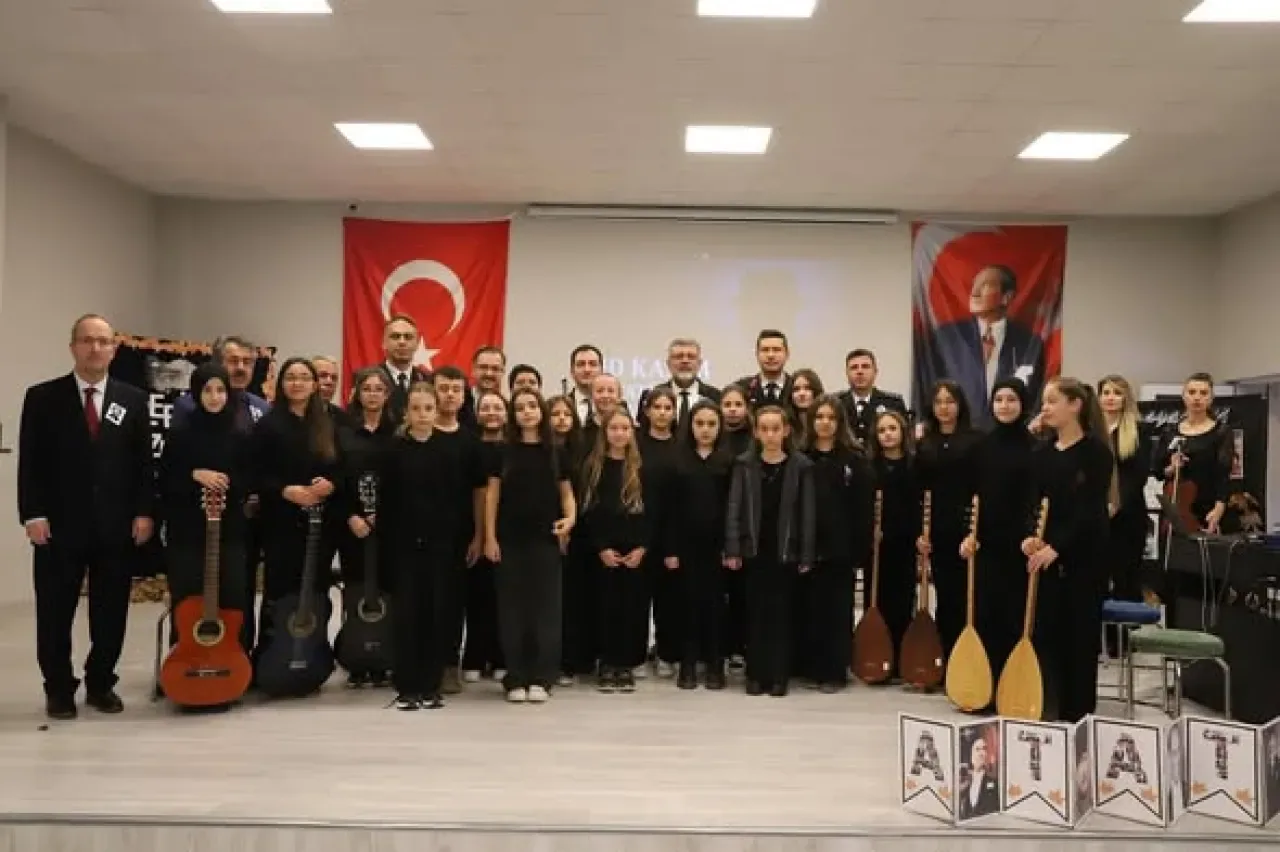 Kepsut'ta 10 Kasım Atatürk'ü Anma Töreni Duygu Dolu Anlara Sahne Oldu Kepsut'ta 10 Kasım Atatürk'ü Anma Töreni Duygu Dolu Anlara Sahne Oldu