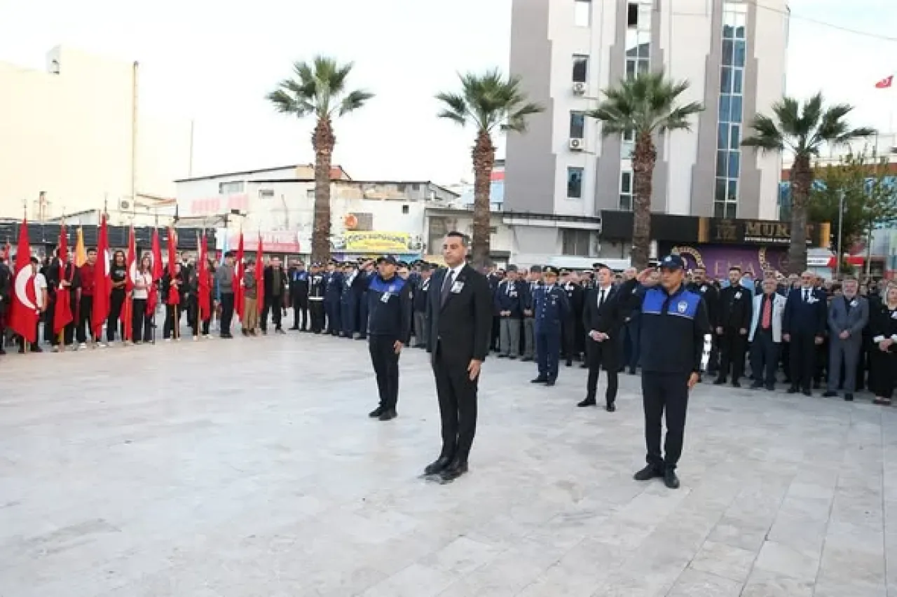 Çiğli'de 10 Kasım Atatürk'ü Anma Töreni Duygusal Anlara Sahne Oldu Çiğli'de 10 Kasım Atatürk'ü Anma Töreni Duygusal Anlara Sahne Oldu