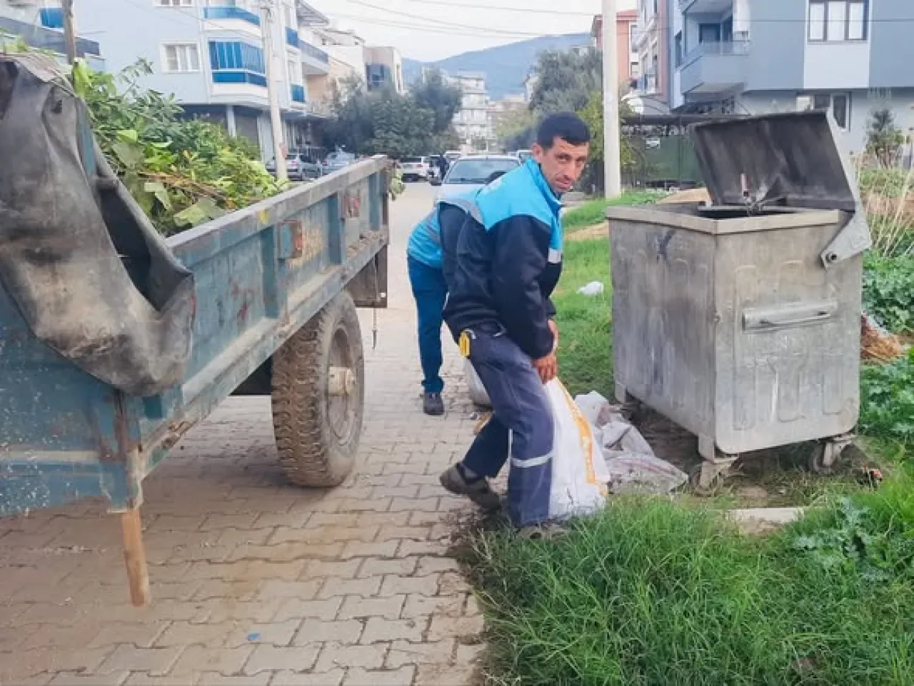 Kiraz Belediyesi İlçe ve Mahallelerde Katı Atık Temizlik Çalışmalarını Sürdürüyor Kiraz Belediyesi İlçe ve Mahallelerde Katı Atık Temizlik Çalışmalarını Sürdürüyor